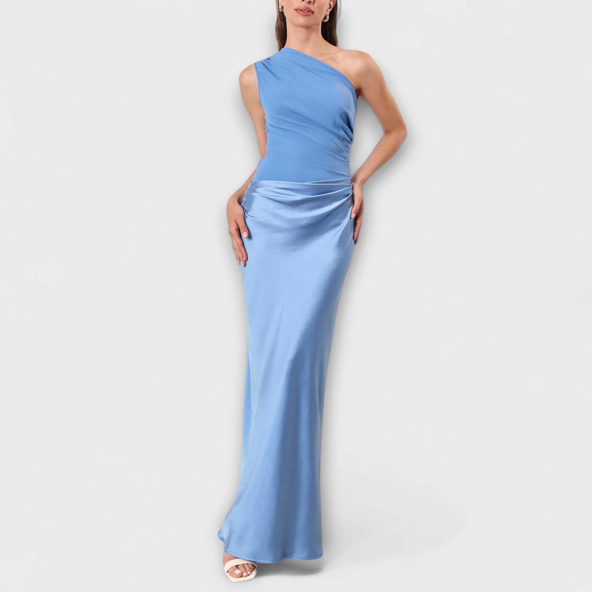 エレガントなワンショルダーのプリーツマキシドレス